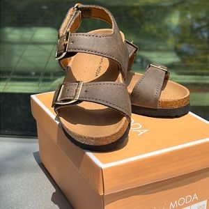 Brown/Mocha Unisex Sandals, BRAND NEW size 4 toddlers